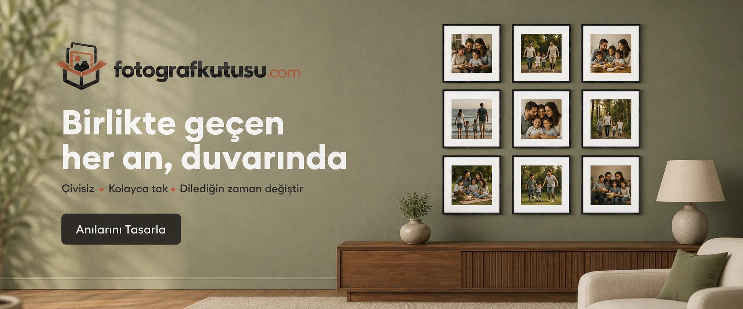 Oturma odası duvarında dokuz kare çerçeveden oluşan aile fotoğrafı düzeni